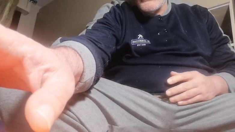 Setesesso7: 当我激情地手淫时，他把椅子摔坏了！