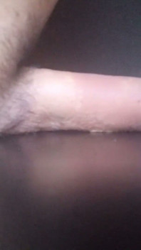 Seksi sıska twink yarağını ovuyor, kayganlaştırıcıyla mastürbasyon yapıyor, çok boşalıyor