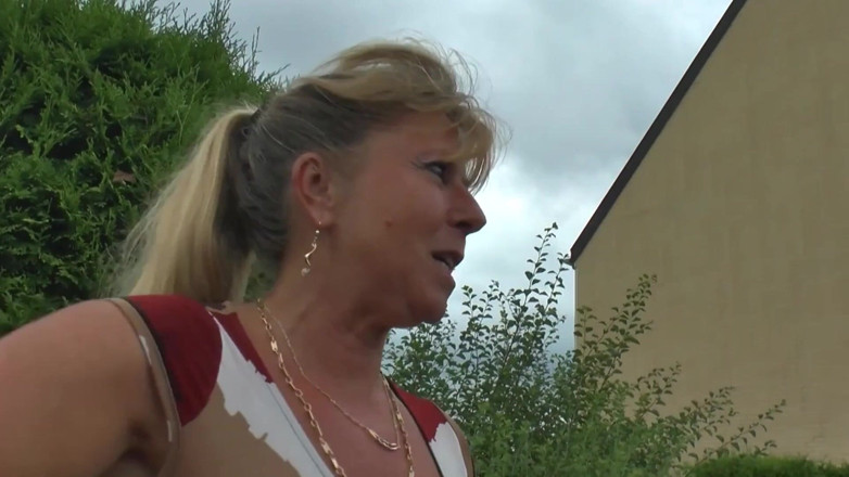 Deutsche Amateur Pornos: Mogen tysk blond slampa ger kåta mogna par orgasm
