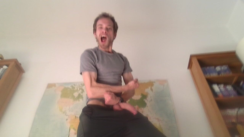 XlPmml: Un goon bator écerculation pisse sur le sol