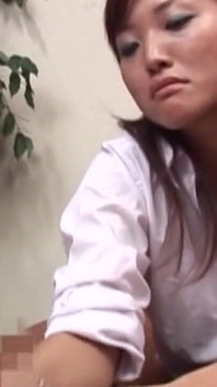 Mamă sexy asiatică matură face o labă și o muie pasională