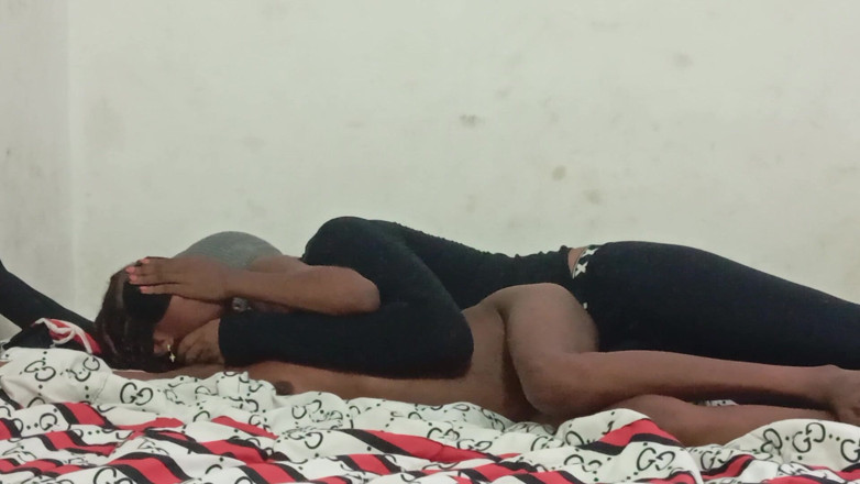 Petite Erotic Africa: 애널을 따먹히는 18살 소녀