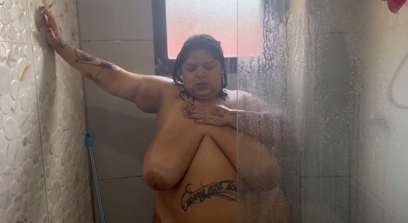 Mary Jhuana: Kurvige rauchbad-teaser bBW beleuchtet in der dusche