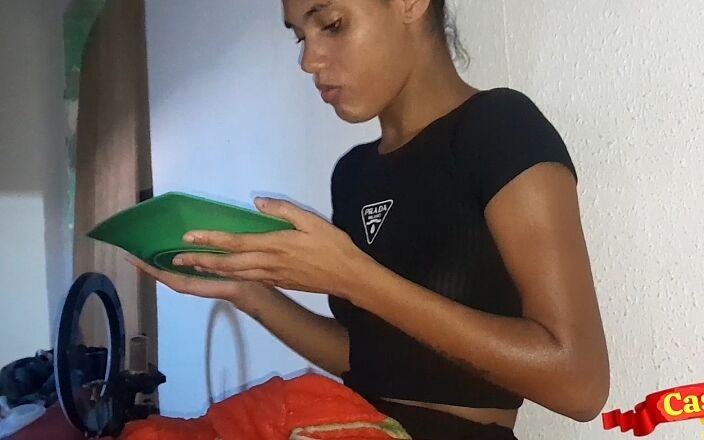 LeoOgro: Kojení mé malé nevlastní é služky