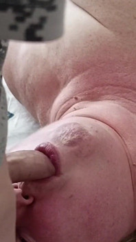 Fotto la mia vicina forte in bocca e la riempio di sperma
