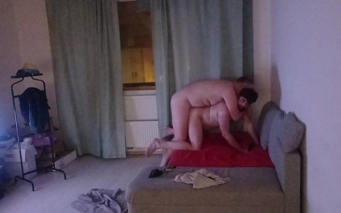 Bisexual love: Il se fait enculer devant une fenêtre ouverte