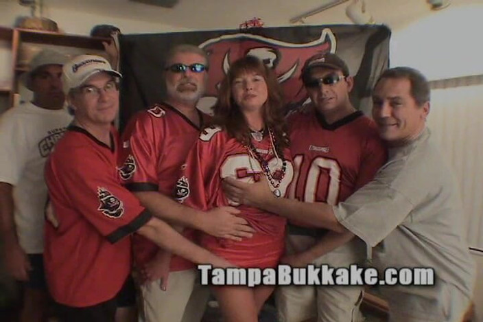 Tampa Bukkake: Florida MILF Bucs gangbang bukkake party red head sêmen prostituta...