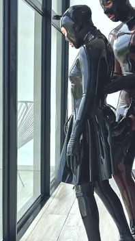 Nadržená v latexu si užívá výhled - Alex Latex