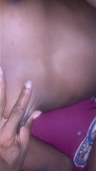 Caliente nena de ébano masturbándose y sección de sexo caliente y semen