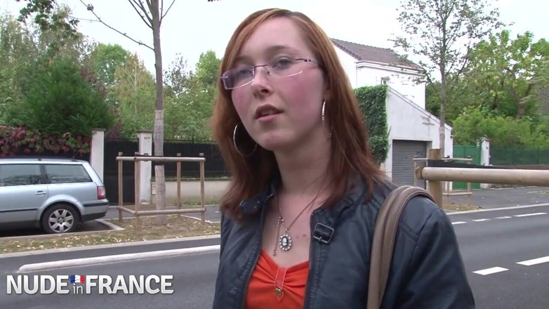 La France a Poil: Une jolie salope rousse aux petits seins se fait baiser...