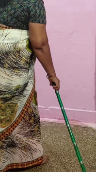 Mama mea vitregă a fost de curățare podea cu un mop, așa că am ținut sari în sus astfel încât să nu cadă pe podea.