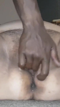Suamiku lagi asik fingering itilku sampai muncrat sambil menganga lebar
