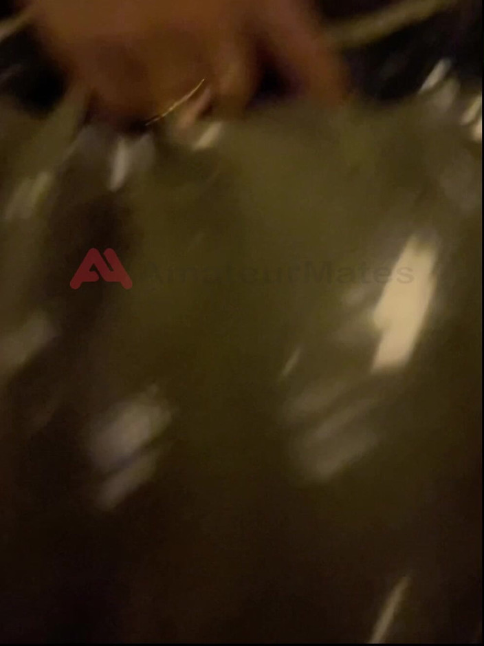 AmateurMates: Паренек сосет у мужика, которого нашел, на улице в любительском видео