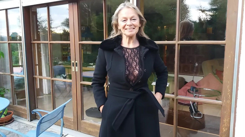 martinawest: Dospělá žena se ukazuje venku v krajkovém body!