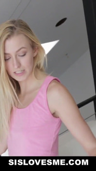 Gelangweilte kleine stiefschwester alexa grace beim masturbieren erwischt