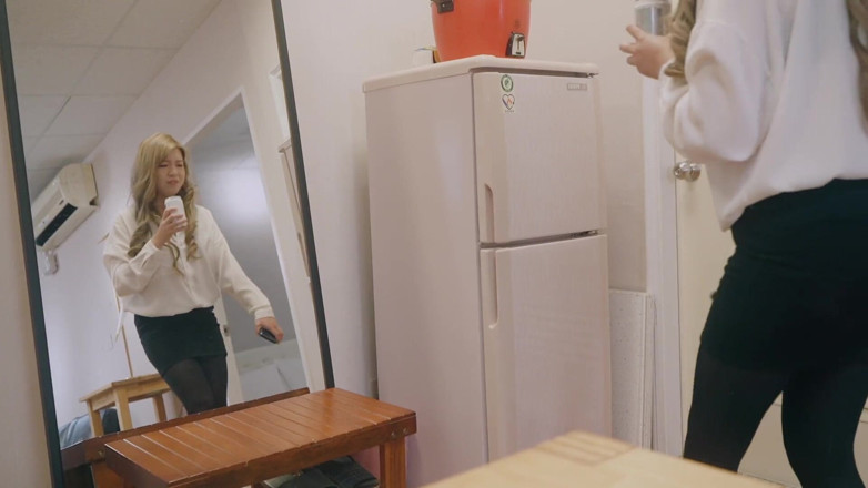 Asian Milfs n Teens: Tired Chinese woman gets delivery guy's cock as a dinner -Perv...