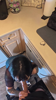 義理の妹のルームメイトがキッチンで中出しをし、妻は別の部屋にいる