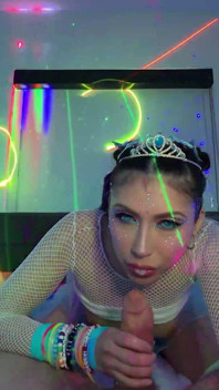 Penelope woods zeigt ihren analplug und bekommt ihre muschi vollgespritzt