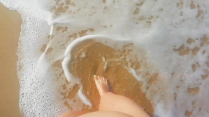Abella Love: Schlanke MILF nimmt sonnenbad und pinkelt zweimal am strand