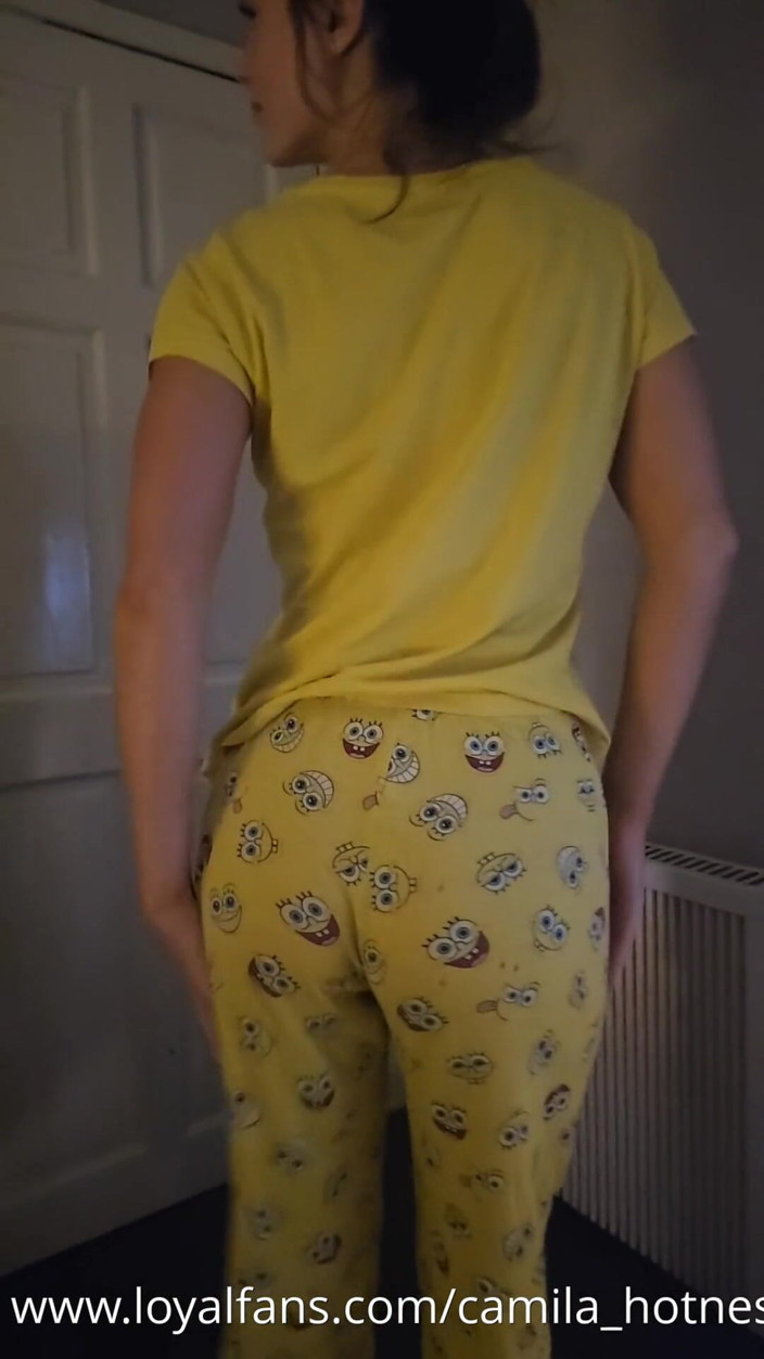 Teen Sophie: Je me déshabille de mes PJs avec un ceinture