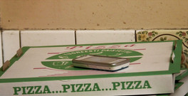 Radical: Mladá finská blondýnka ošukaná doručovatelem pizzy