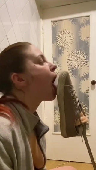 Elena917: Licking shoe soles from fuck machine