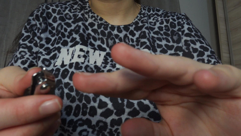 AmayaMori: Lo stile i capelli e sistemo le unghie perché sono...