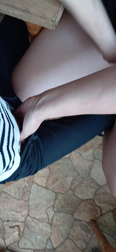 Lesbian-candys: Sorellastre anziane e giovani si masturbano a vicenda in cucina...