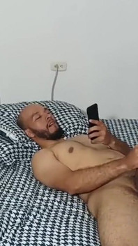 Me masturbo y mi madrastra me ayuda con un buen sexo oral