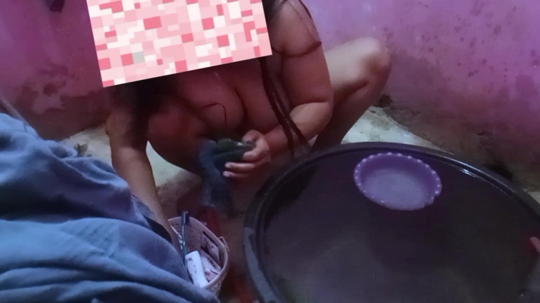 Citra: Mama mea vitregă se filmează întotdeauna la duș pentru a-și arăta...