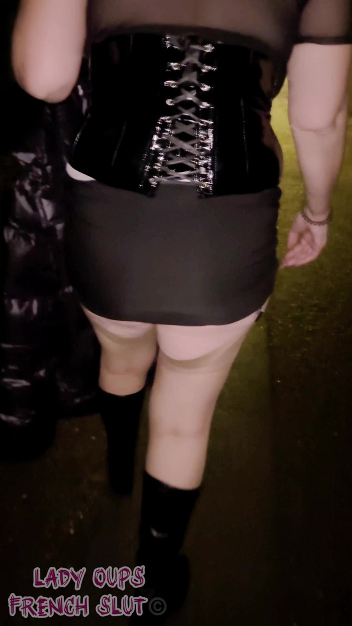 Lady Oups: MILF выставлялась на улице с вибрирующей секс-игрушками без трусиков