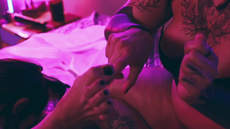 Evol Feet: Брудні дівчата готові дражнити вас ногами