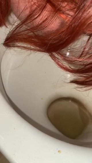 Elena917: Pissing and cleaning the toilet with my tongue