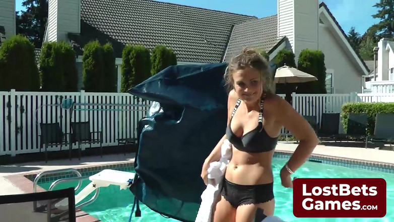 Lost Bets Games: Das Strip-freeze-spiel ist mit einer spürbaren spannung gefüllt