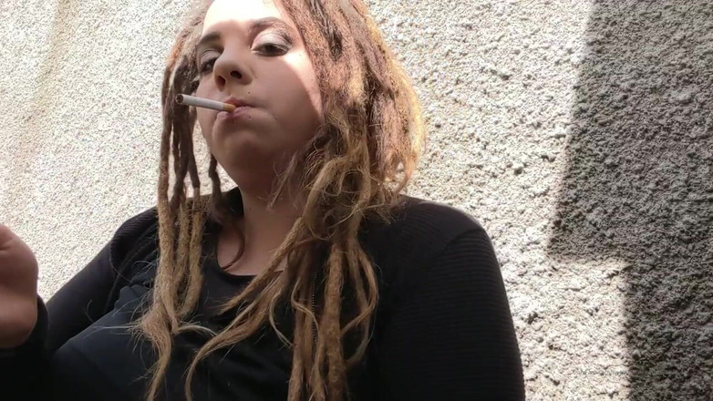 Goddess Kinx: Fumând Un pachet de pe Malbro Red într-o oră