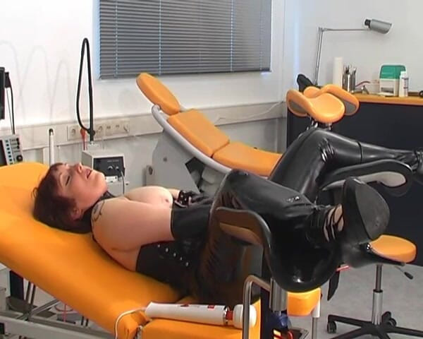 Rubber & Clinic Studio - 1ATOYS: Masturbace v gumě na gyntable
