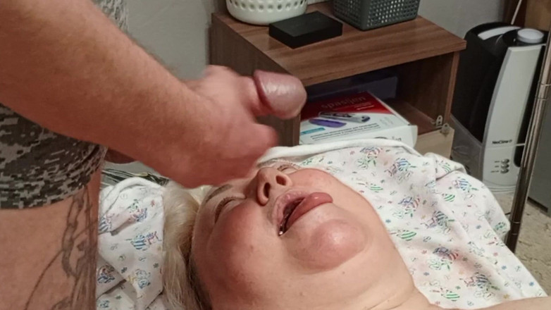 Zona901: Vecina recibe una bocanada de semen después de que me...