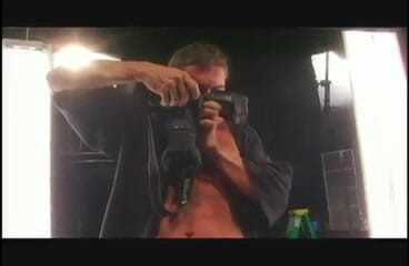 Tight little babes: ブロンドのモデルと若い細かい体は、前方に写真家を与える