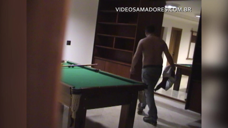 Amateurs videos: Un couple baise dans la salle de jeux de l'hôtel...