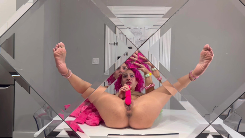 Nali Marie: Hoer splitst vibrator spuitende voeten zolen benen orgasme