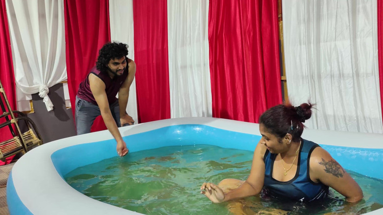 Vaigavarun45: Mädchen heißes poolbad und jungen beobachten