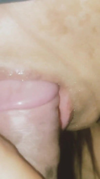 크고 맛있는 혀만 사용하여 오럴을 해주는 밀프, 결국 모든 정액을 삼켜.