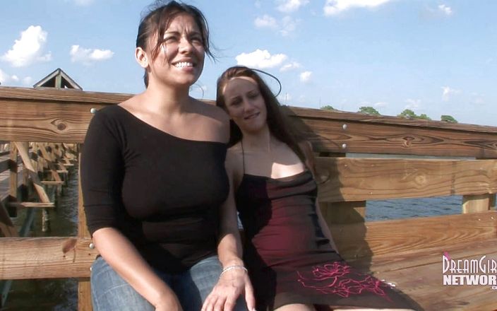 Dream Girls: Zwei latinas twerking nackt
