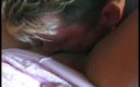 Wild Suckers: Stygg blond palooka gillar när hans flickvän masserar sin &amp;quot;magiska&amp;quot; plats...