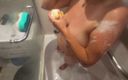 Emma Alex: İri göğüslü kız arkadaşla banyoda gerçek ev yapımı karşılıklı mastürbasyon