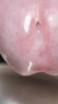 Oyun, kenar ve sızdırılmış bir sürü sperm boşalması. Yakın çekim kalın döl boşalması. Kendi dölümü yut