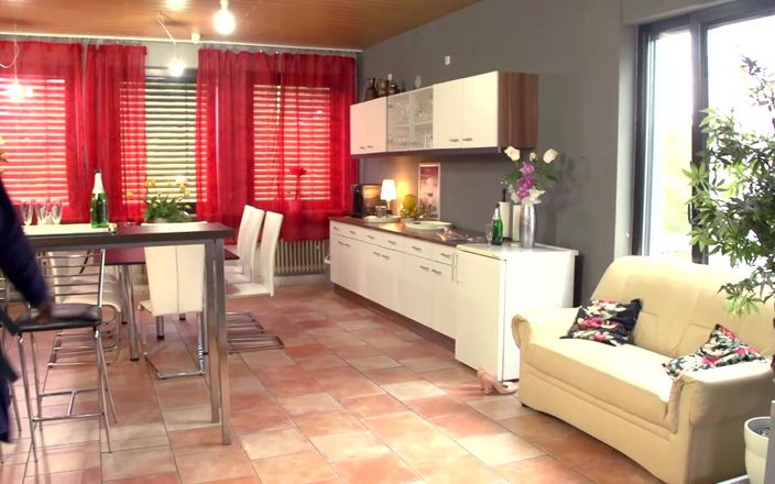 Gang Bang Germany: Une soirée lingerie et gode finit en partouze avec beaucoup...