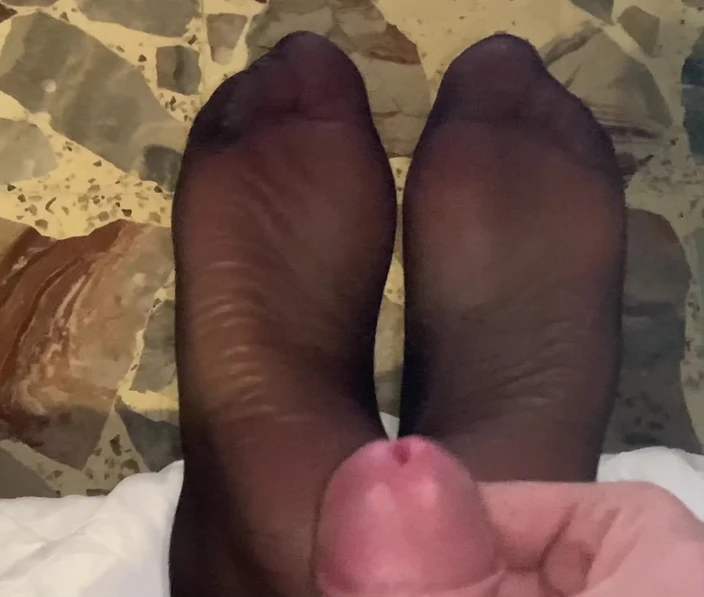 CoppiaCollant: Cumming Soles of Feet to Secretary POV