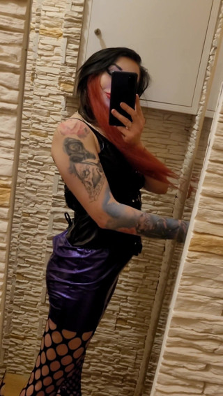 KatrixandCaliforniaLatex: Zeița pozează în latex și își arată curul suculent