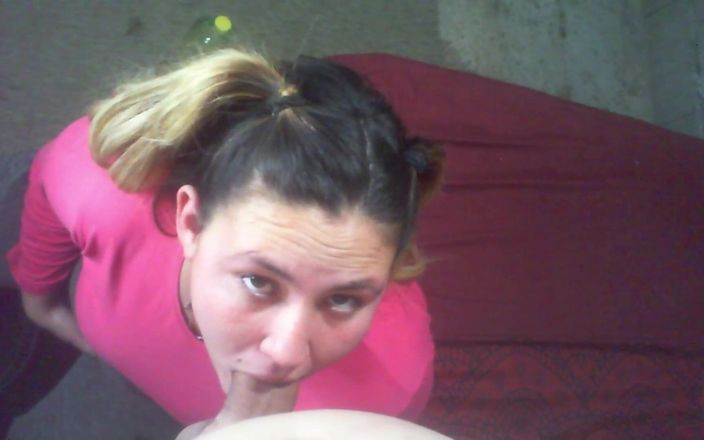 Naomi Simon: Blowjob auf den knien